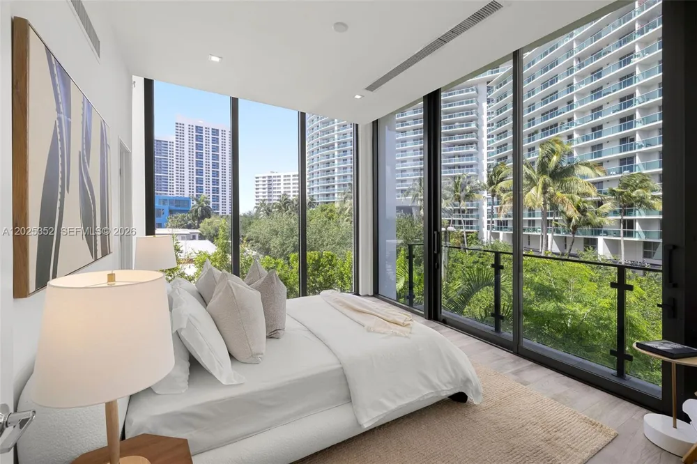 1525 Bay Rd Miami Beach, FL 33139