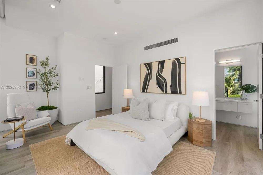 1525 Bay Rd Miami Beach, FL 33139