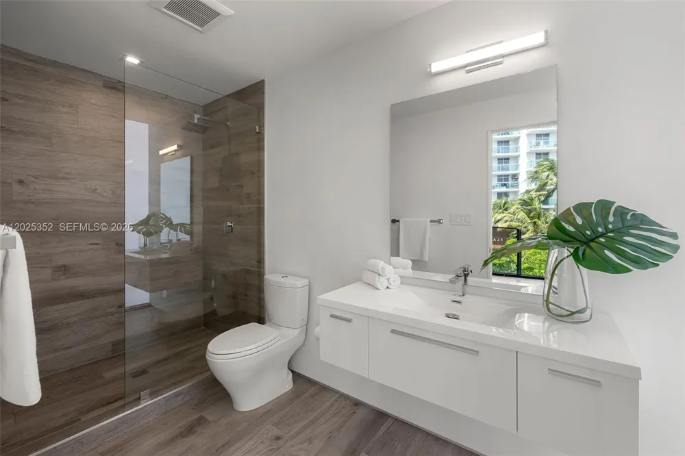 1525 Bay Rd Miami Beach, FL 33139
