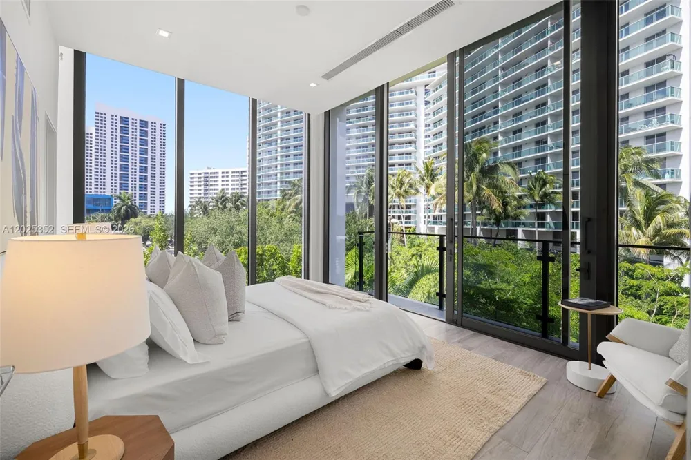 1525 Bay Rd Miami Beach, FL 33139