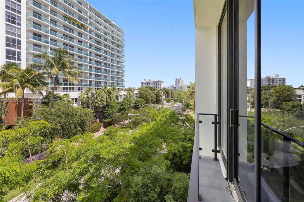1525 Bay Rd Miami Beach, FL 33139
