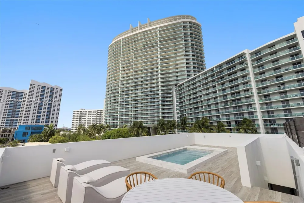 1525 Bay Rd Miami Beach, FL 33139