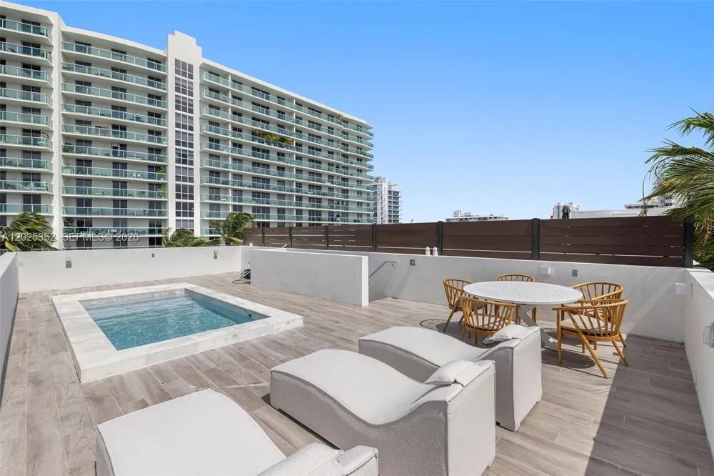 1525 Bay Rd Miami Beach, FL 33139