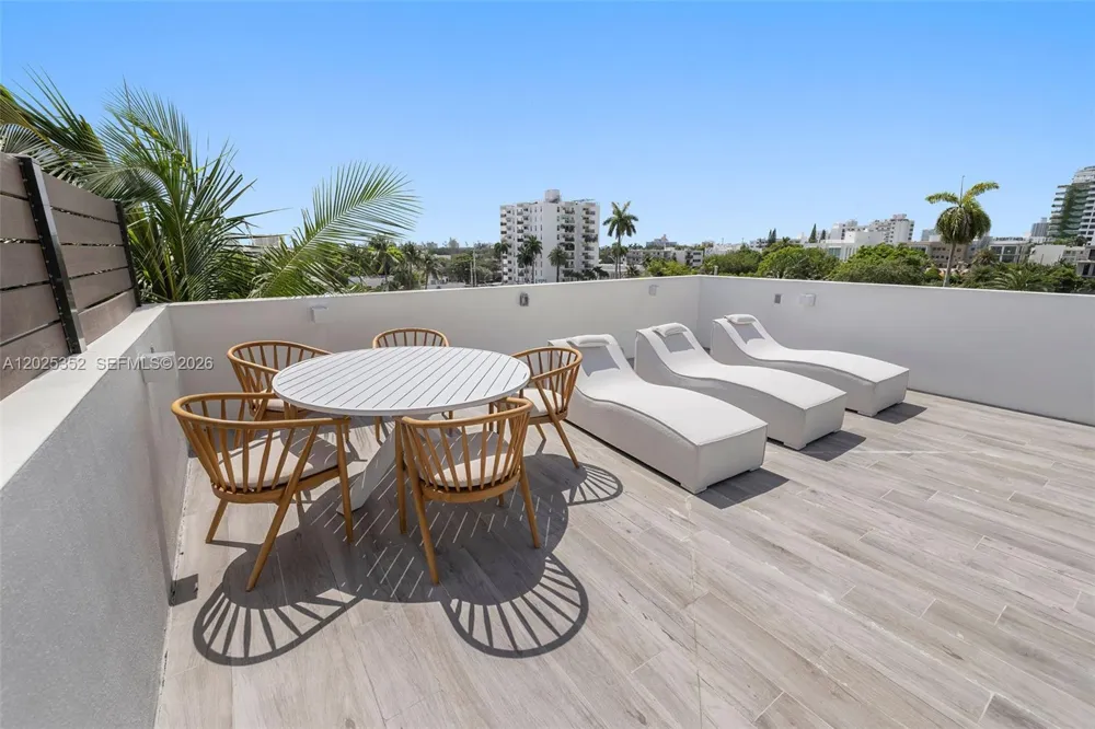 1525 Bay Rd Miami Beach, FL 33139