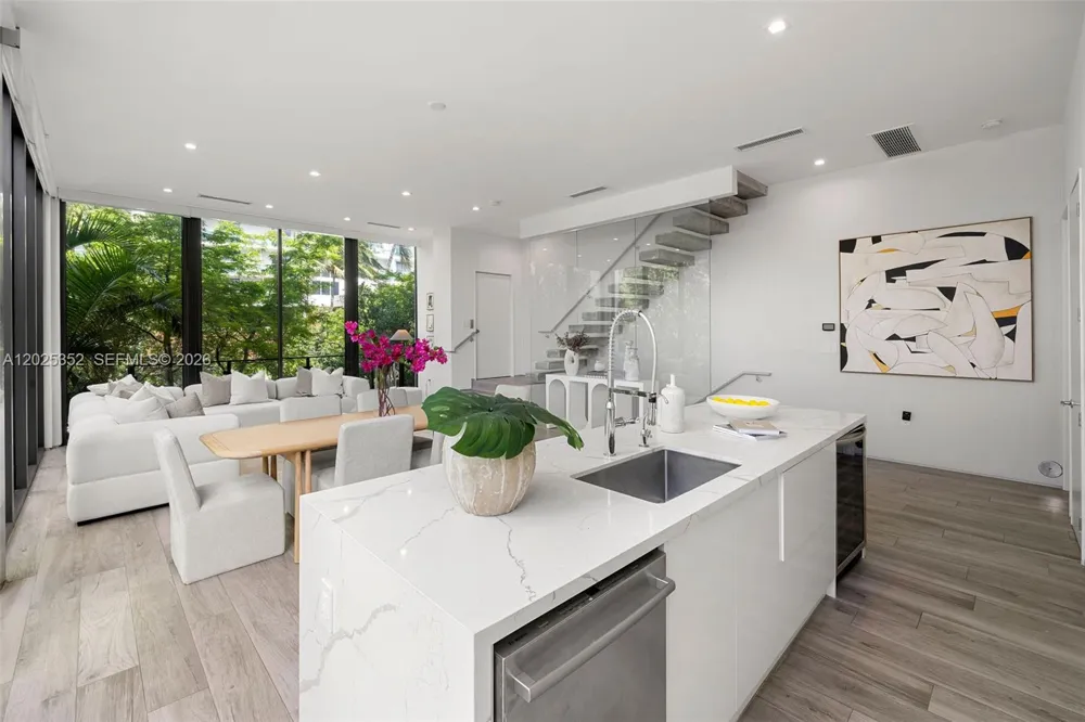 1525 Bay Rd Miami Beach, FL 33139