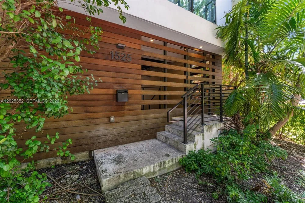 1525 Bay Rd Miami Beach, FL 33139