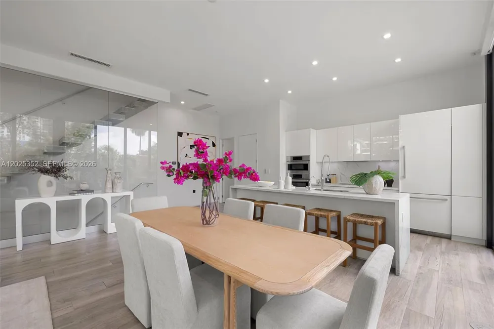 1525 Bay Rd Miami Beach, FL 33139