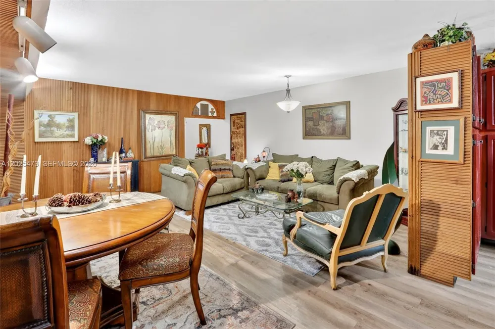 6705 Kingsmoor Way Miami Lakes, FL 33014