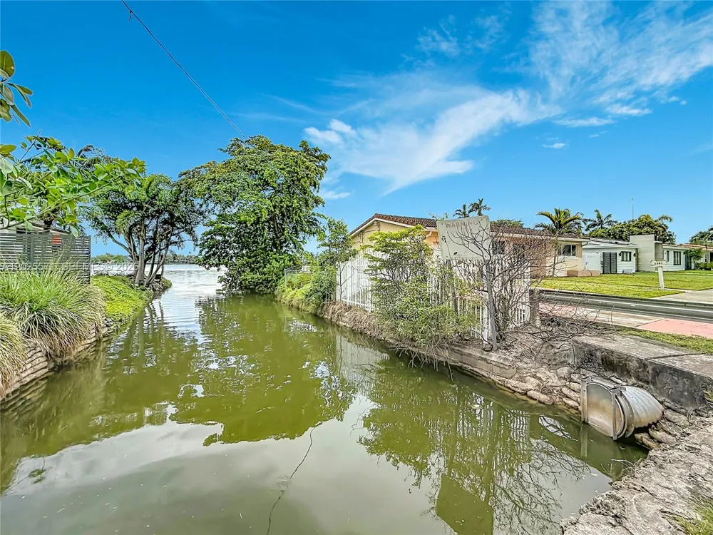 2501 NE 209th Ter Miami, FL 33180
