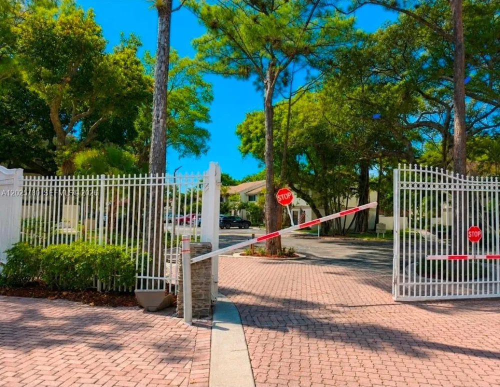 3082 S Oakland Forest Dr #1301 Oakland Park, FL 33309