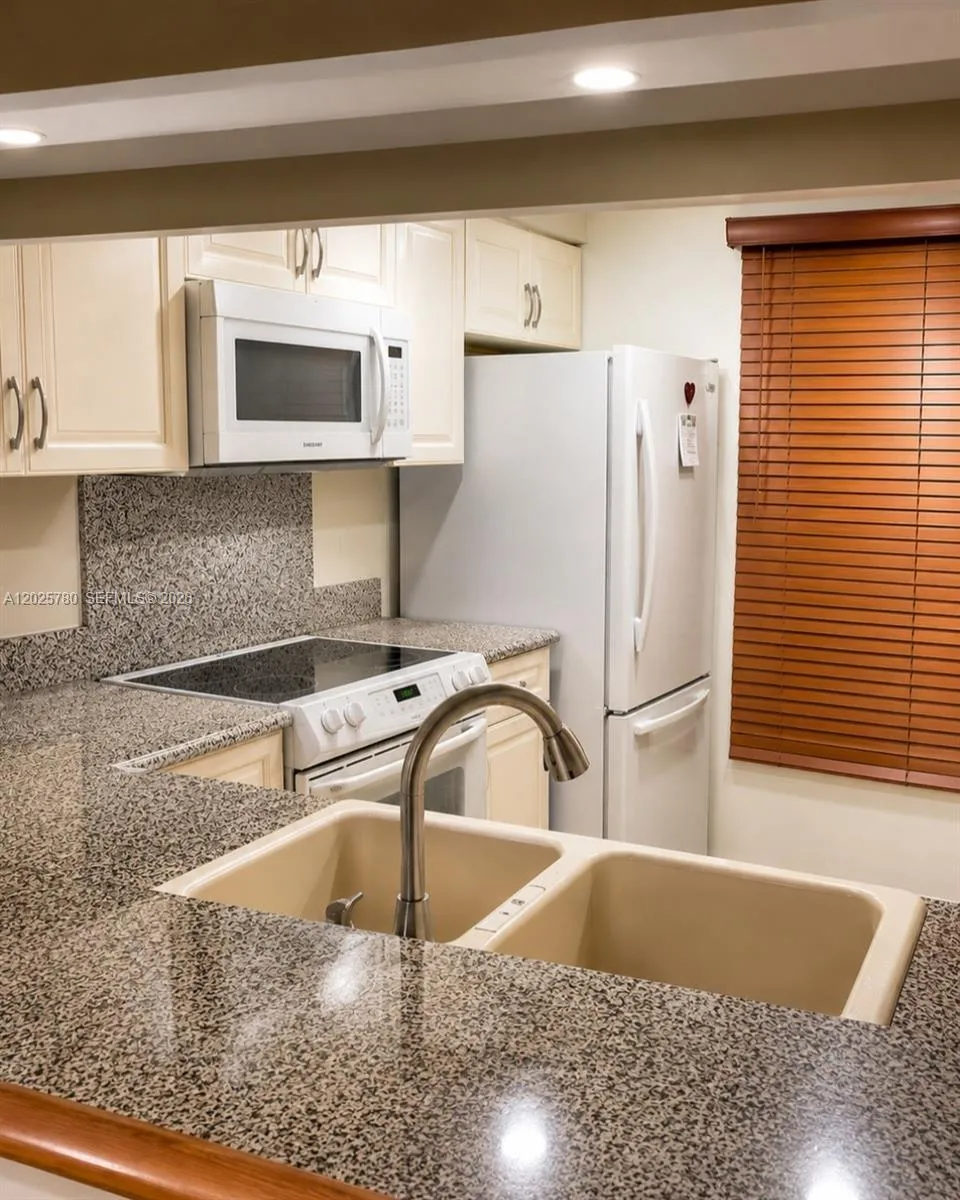 3082 S Oakland Forest Dr #1301 Oakland Park, FL 33309