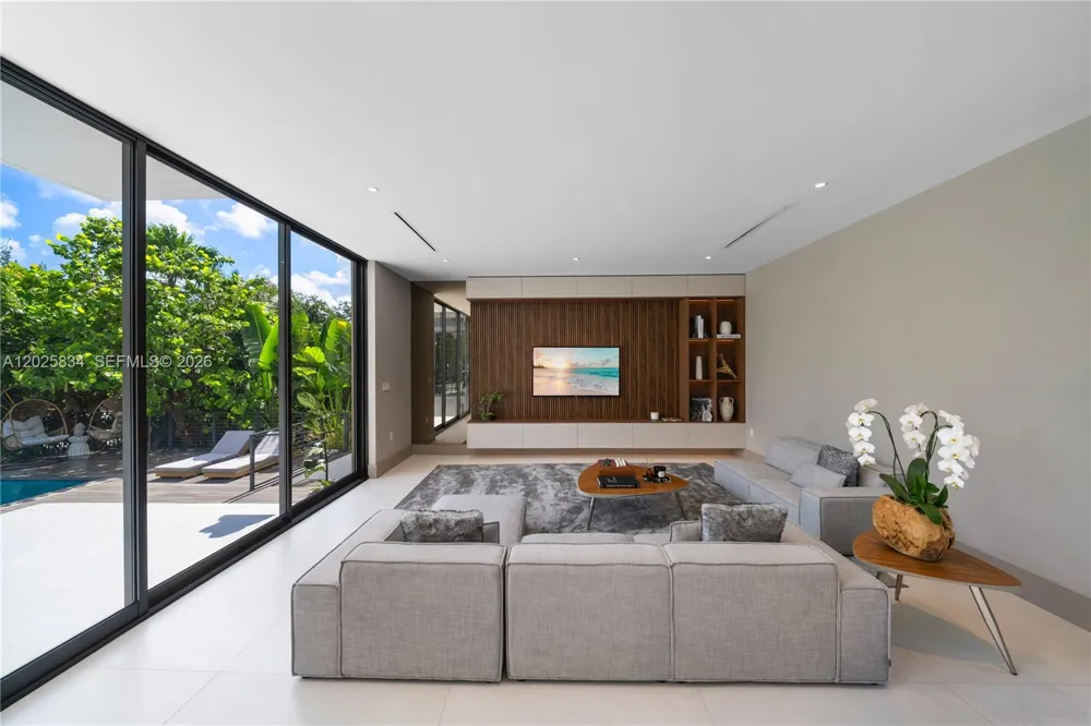571 Glenridge Rd Key Biscayne, FL 33149