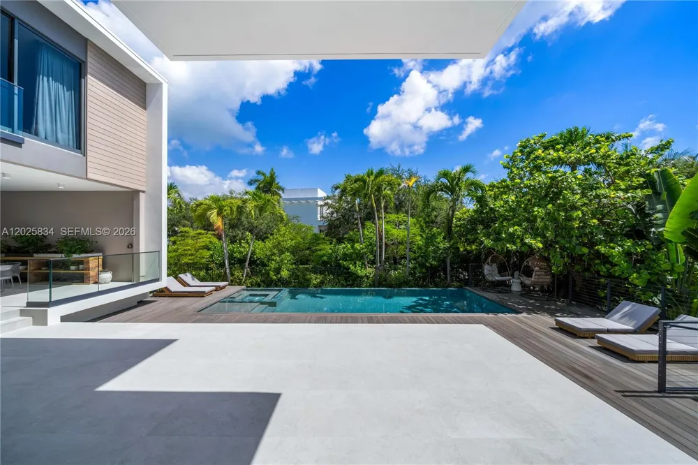 571 Glenridge Rd Key Biscayne, FL 33149