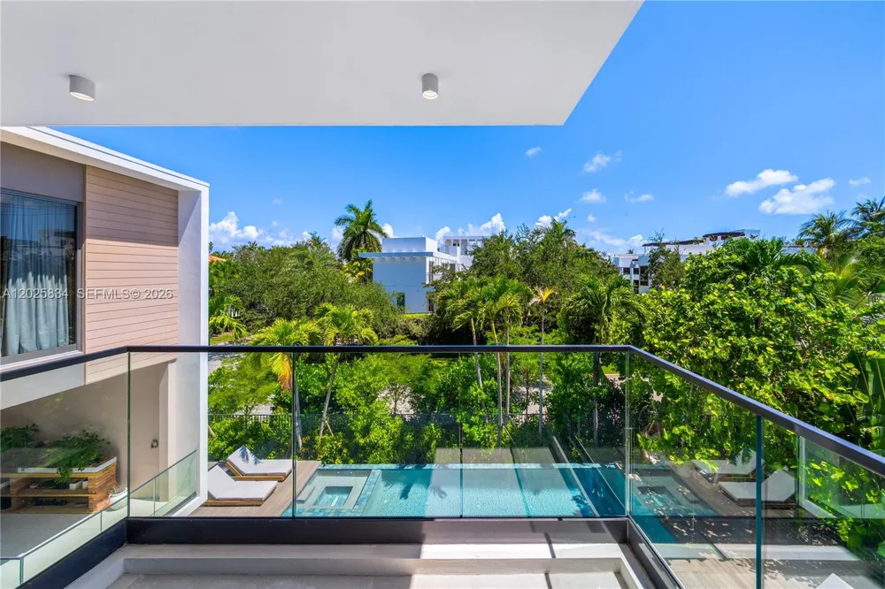 571 Glenridge Rd Key Biscayne, FL 33149