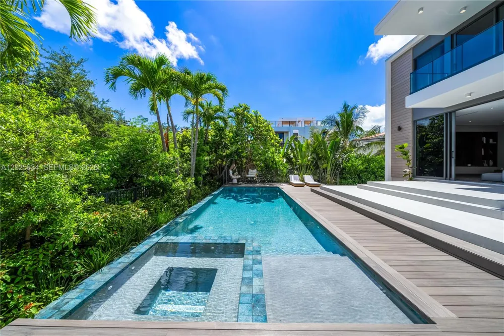 571 Glenridge Rd Key Biscayne, FL 33149
