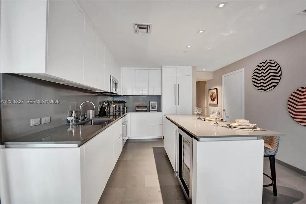 88 SW 7th St #1408 Miami, FL 33130