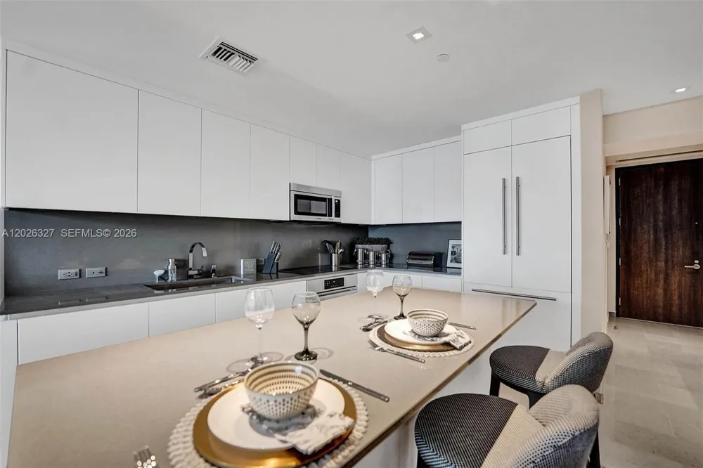 88 SW 7th St #1408 Miami, FL 33130