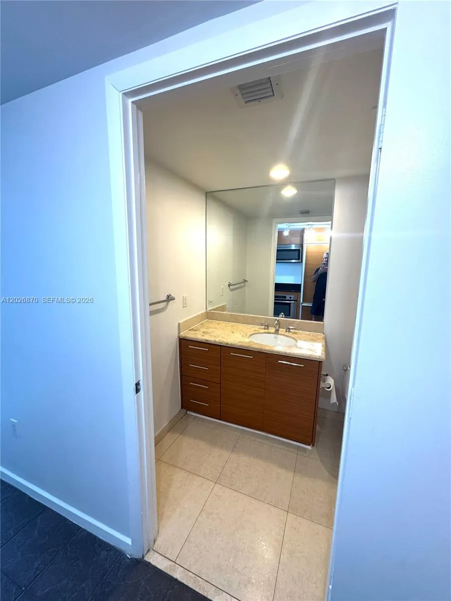 50 Biscayne Blvd #3303 Miami, FL 33132