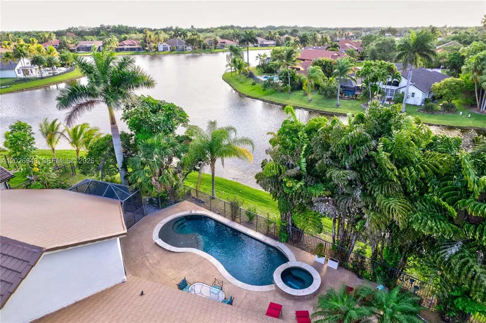 1087 Deerwood Ln
