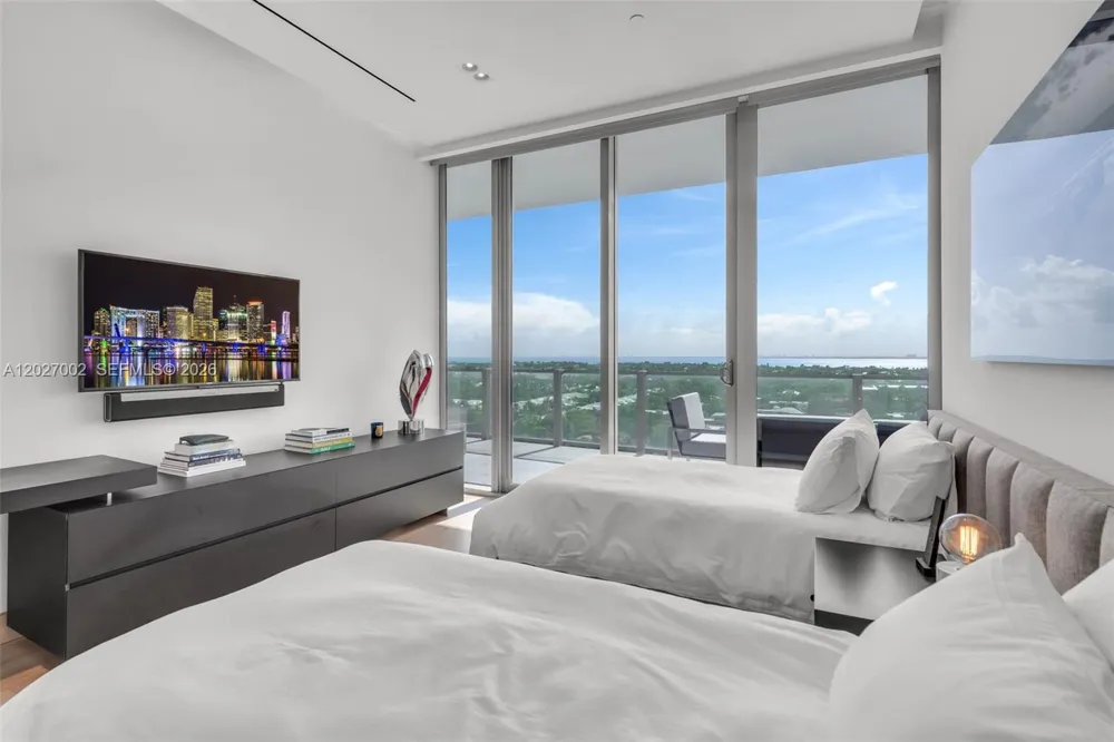 350 Ocean Dr #LPH2N Key Biscayne, FL 33149