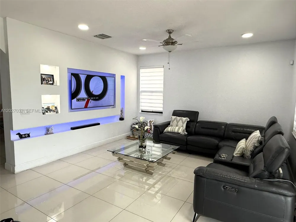 10060 NW 86th Ter Doral, FL 33178