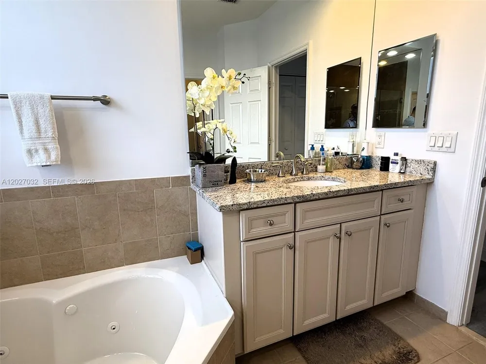 10060 NW 86th Ter Doral, FL 33178