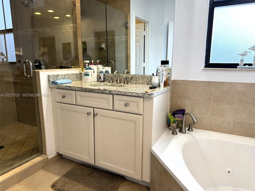 10060 NW 86th Ter Doral, FL 33178