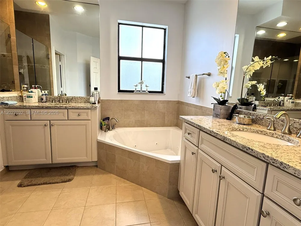 10060 NW 86th Ter Doral, FL 33178