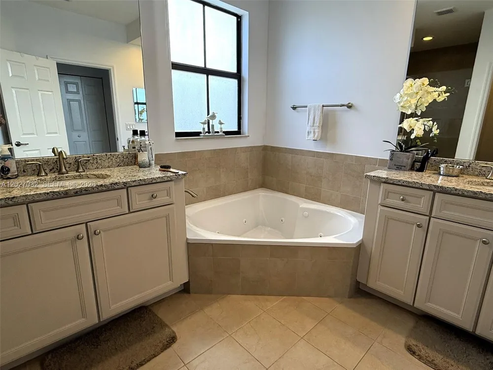10060 NW 86th Ter Doral, FL 33178