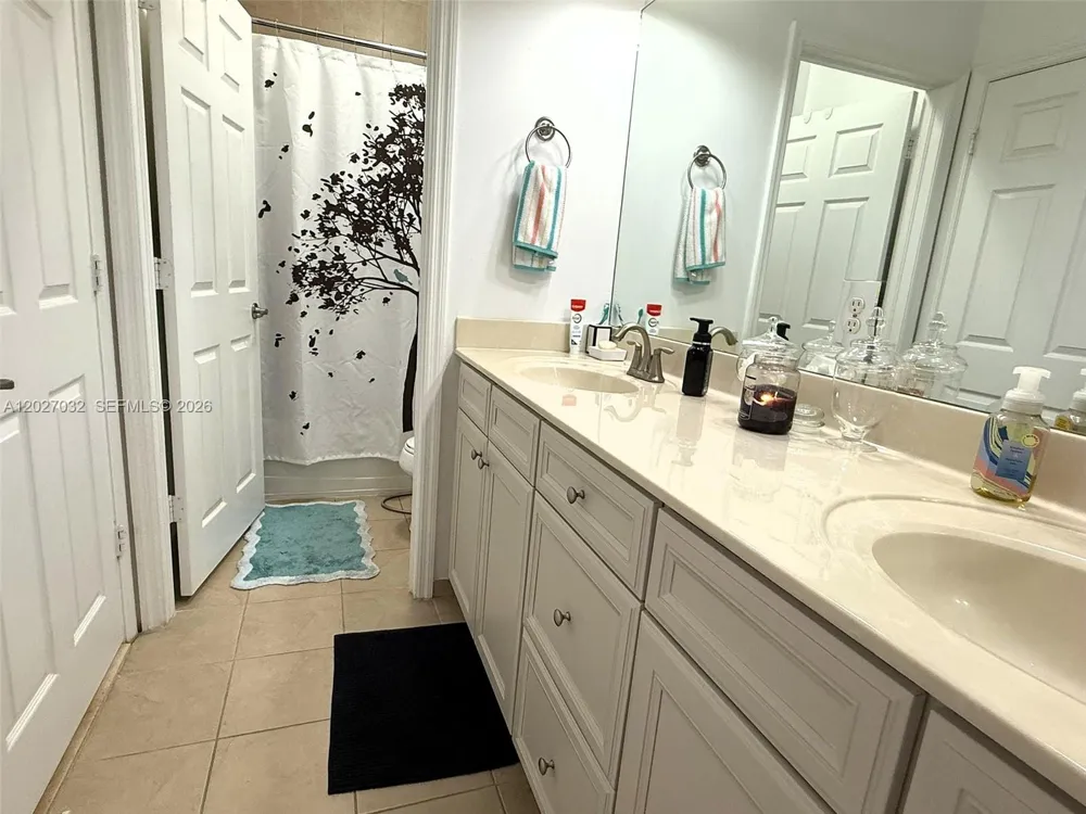 10060 NW 86th Ter Doral, FL 33178