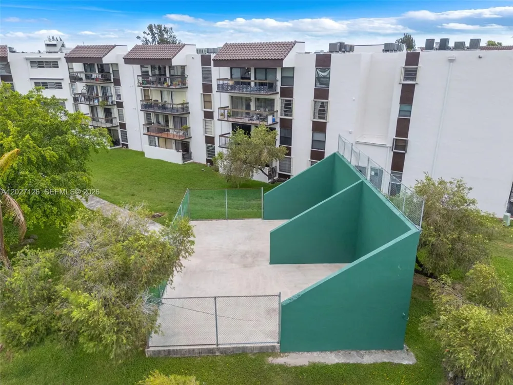 1350 SW 122nd Ave #415 Miami, FL 33184