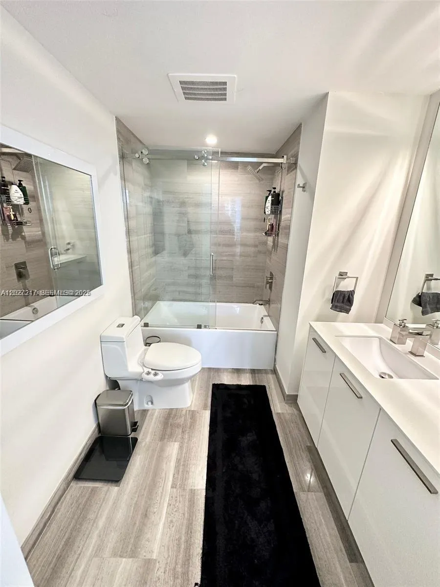 1300 Brickell Bay Dr #3101 Miami, FL 33131