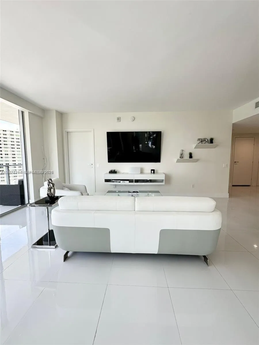 1300 Brickell Bay Dr #3101 Miami, FL 33131