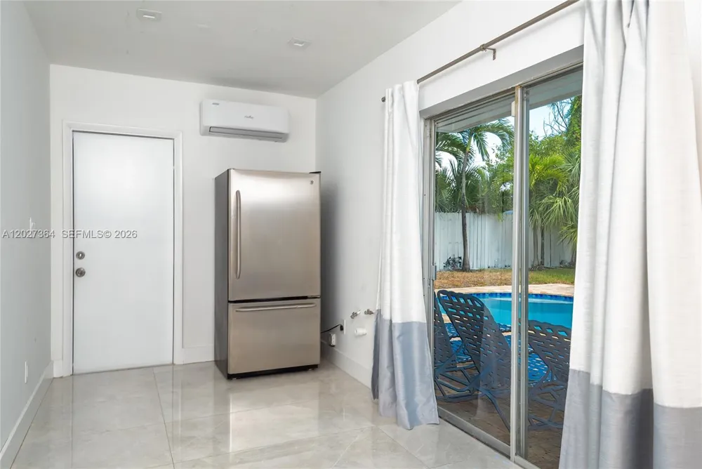 2555 NE 202nd St Miami, FL 33180