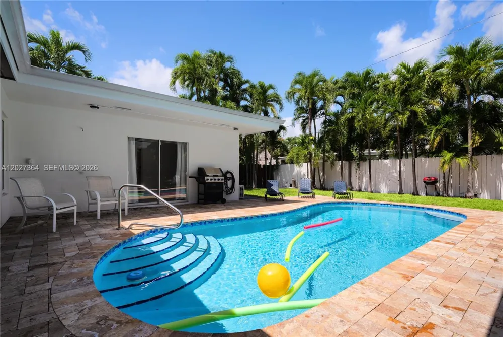 2555 NE 202nd St Miami, FL 33180