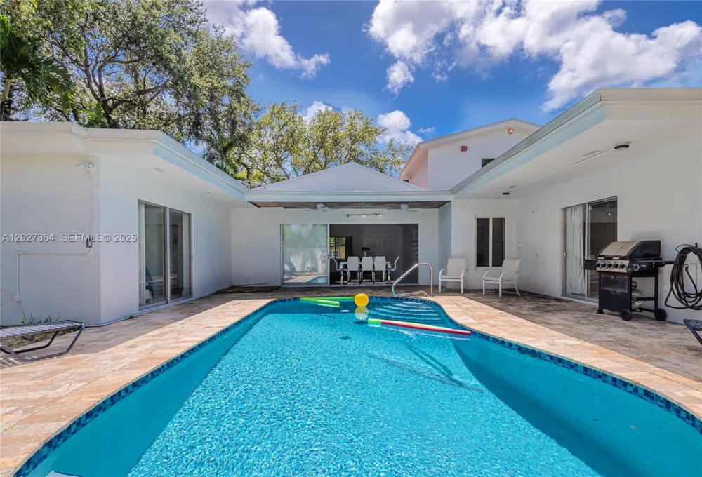 2555 NE 202nd St Miami, FL 33180