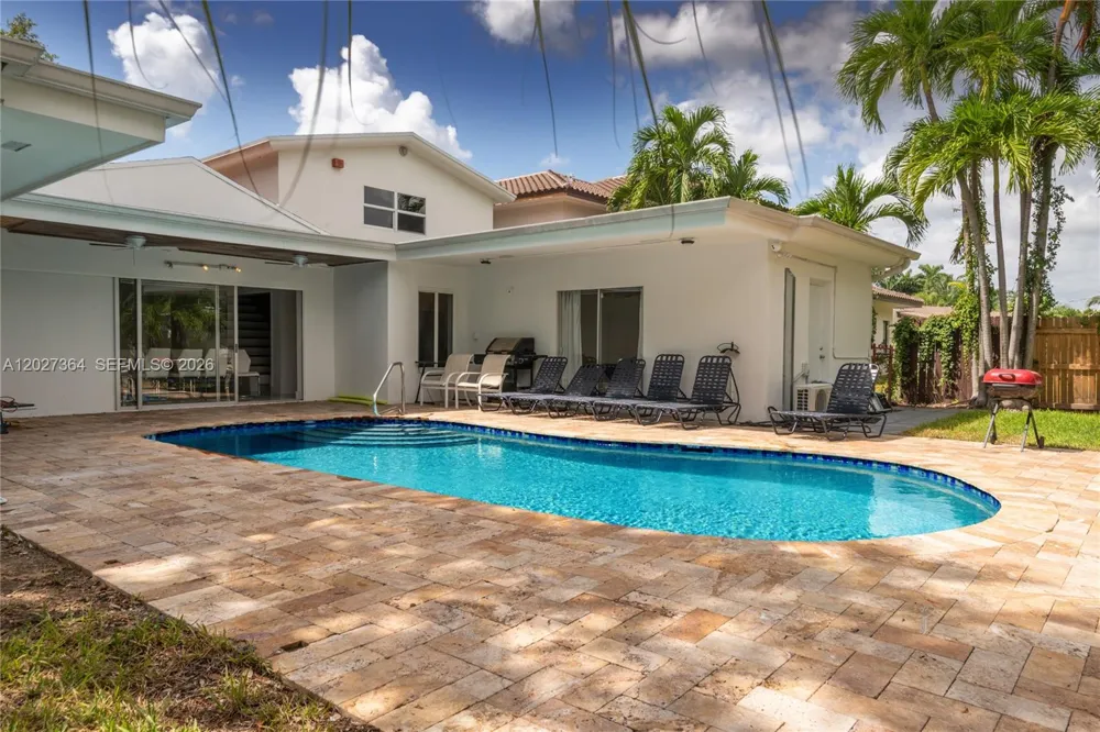 2555 NE 202nd St Miami, FL 33180