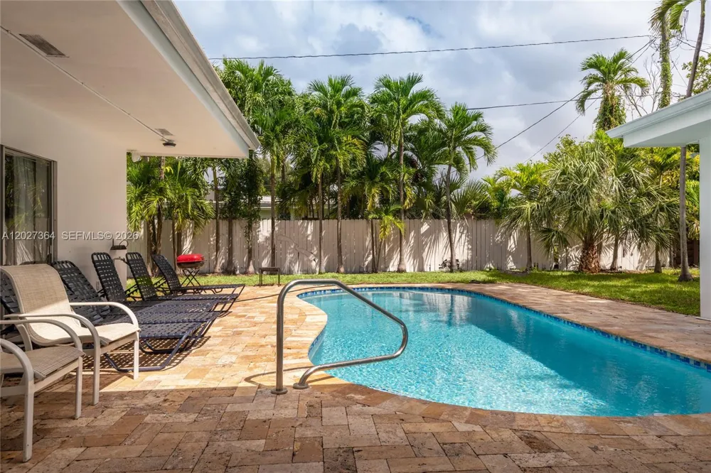 2555 NE 202nd St Miami, FL 33180