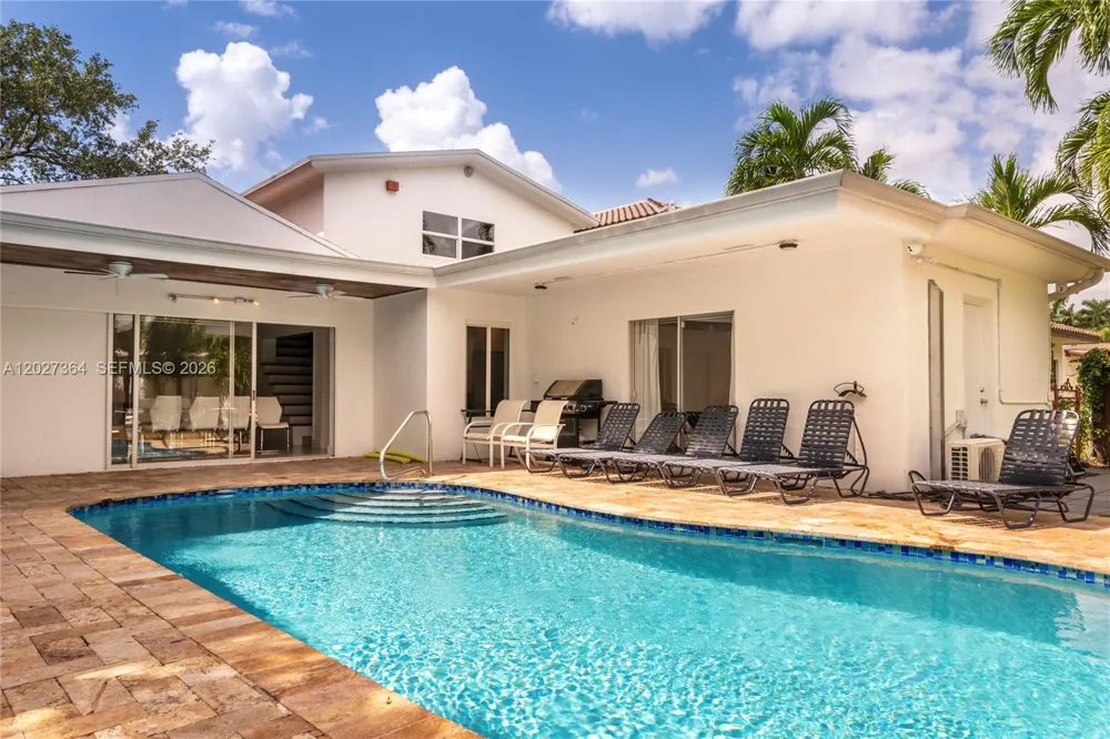 2555 NE 202nd St Miami, FL 33180