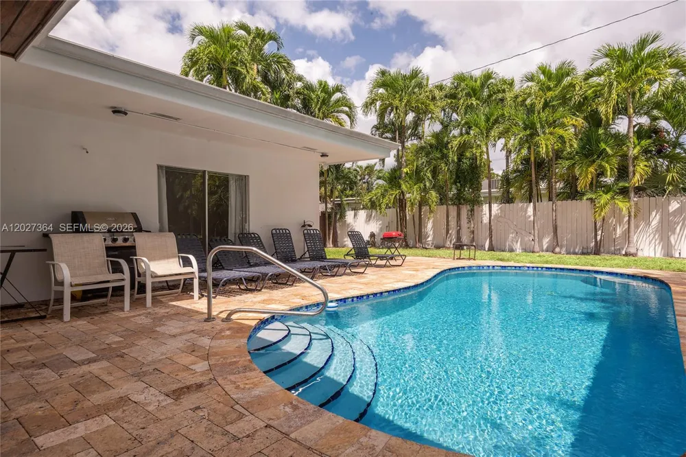 2555 NE 202nd St Miami, FL 33180