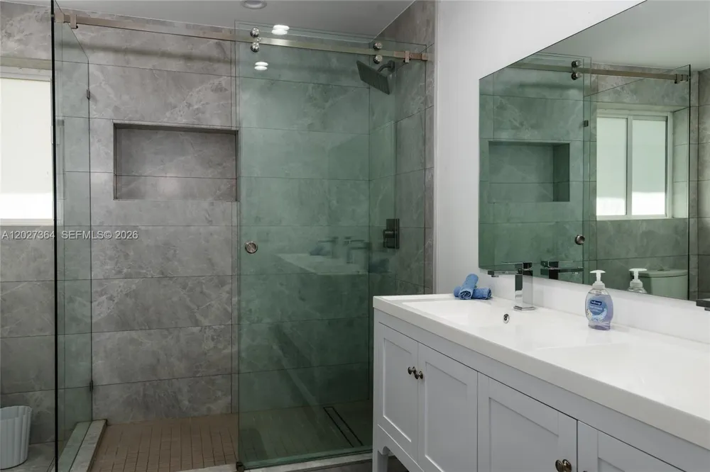 2555 NE 202nd St Miami, FL 33180