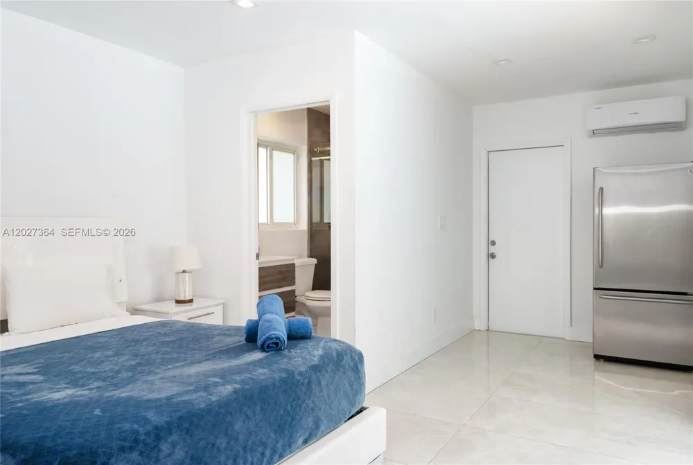 2555 NE 202nd St Miami, FL 33180