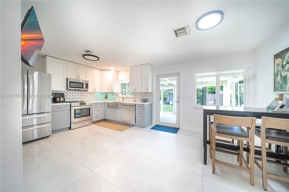 1101 NE 5th St Hallandale Beach, FL 33009