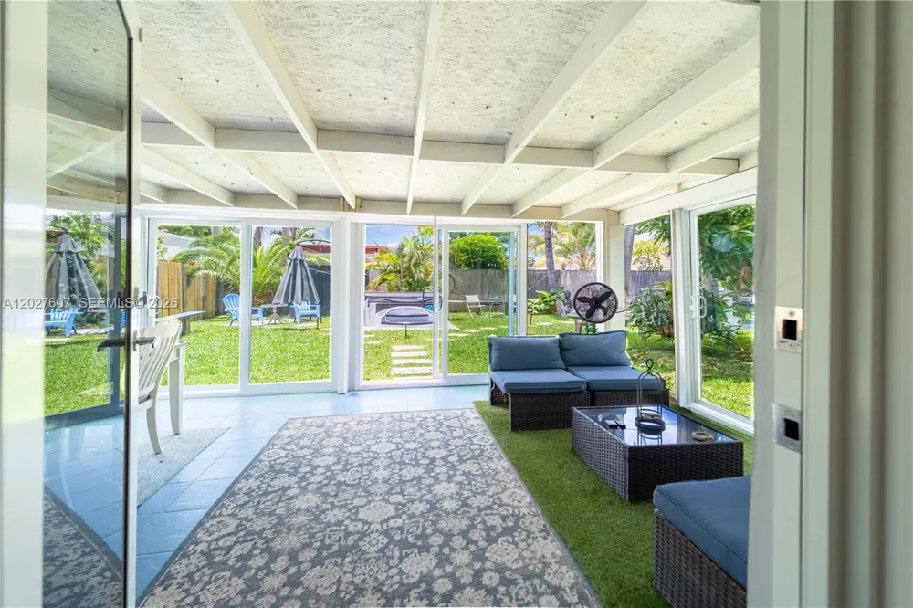1101 NE 5th St Hallandale Beach, FL 33009