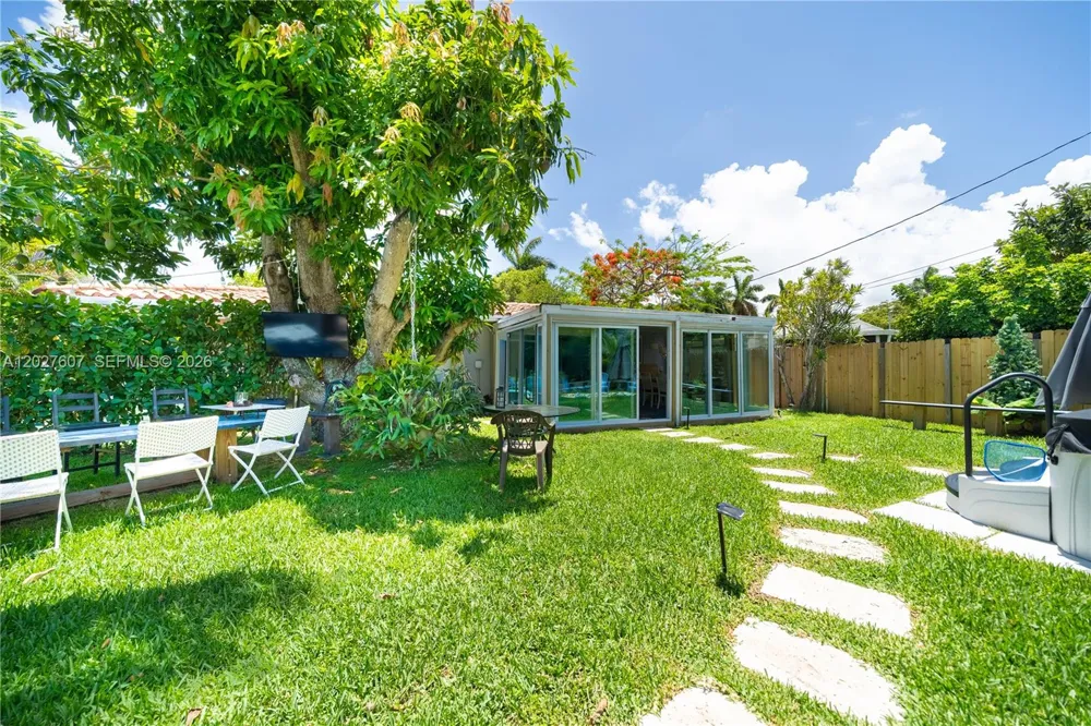 1101 NE 5th St Hallandale Beach, FL 33009
