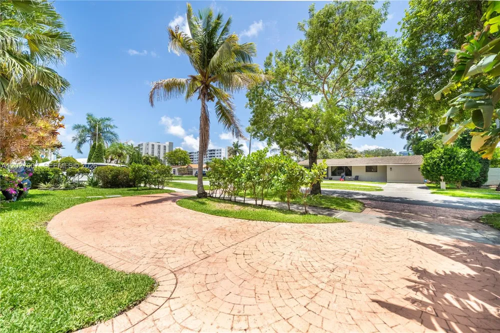 1101 NE 5th St Hallandale Beach, FL 33009