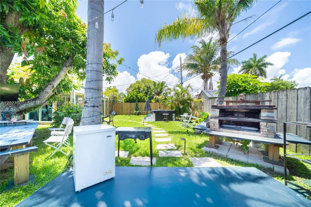 1101 NE 5th St Hallandale Beach, FL 33009