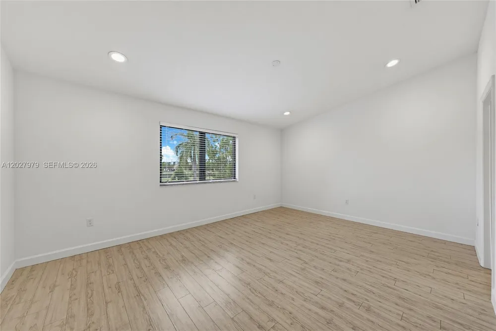 476 NE 194th Ter Miami, FL 33179