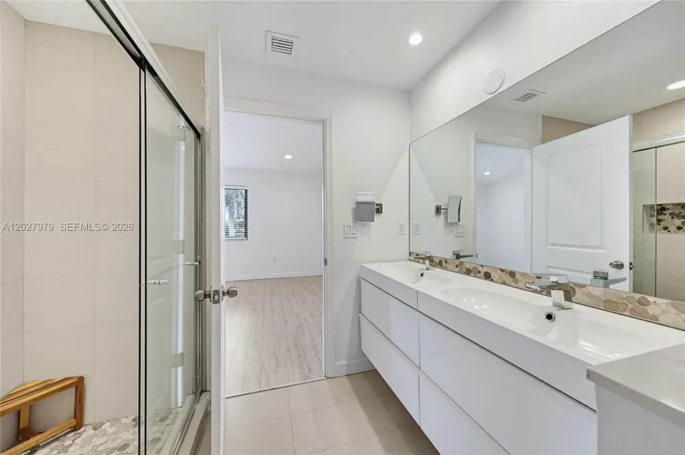 476 NE 194th Ter Miami, FL 33179