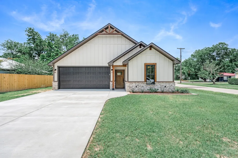 213 Turman Street Mineola, TX 75773